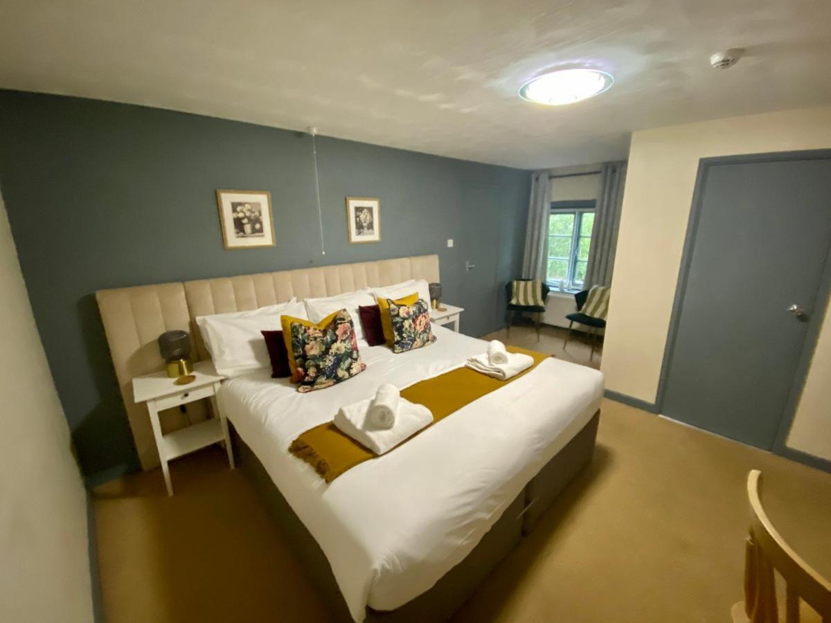 Hotel The Lion At West Pennard Exterior foto A bedroom at the hotel