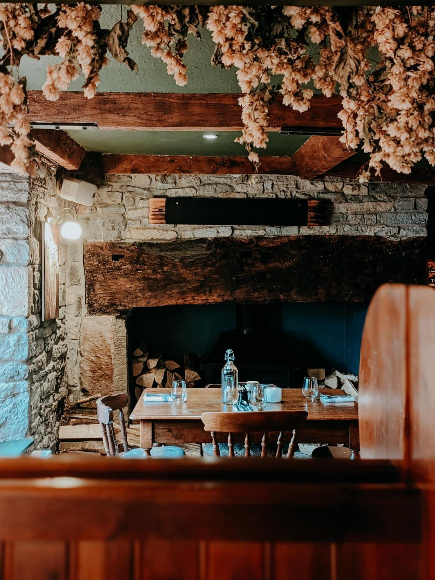 Hotel The Lion At West Pennard Exterior foto The interior of the restaurant