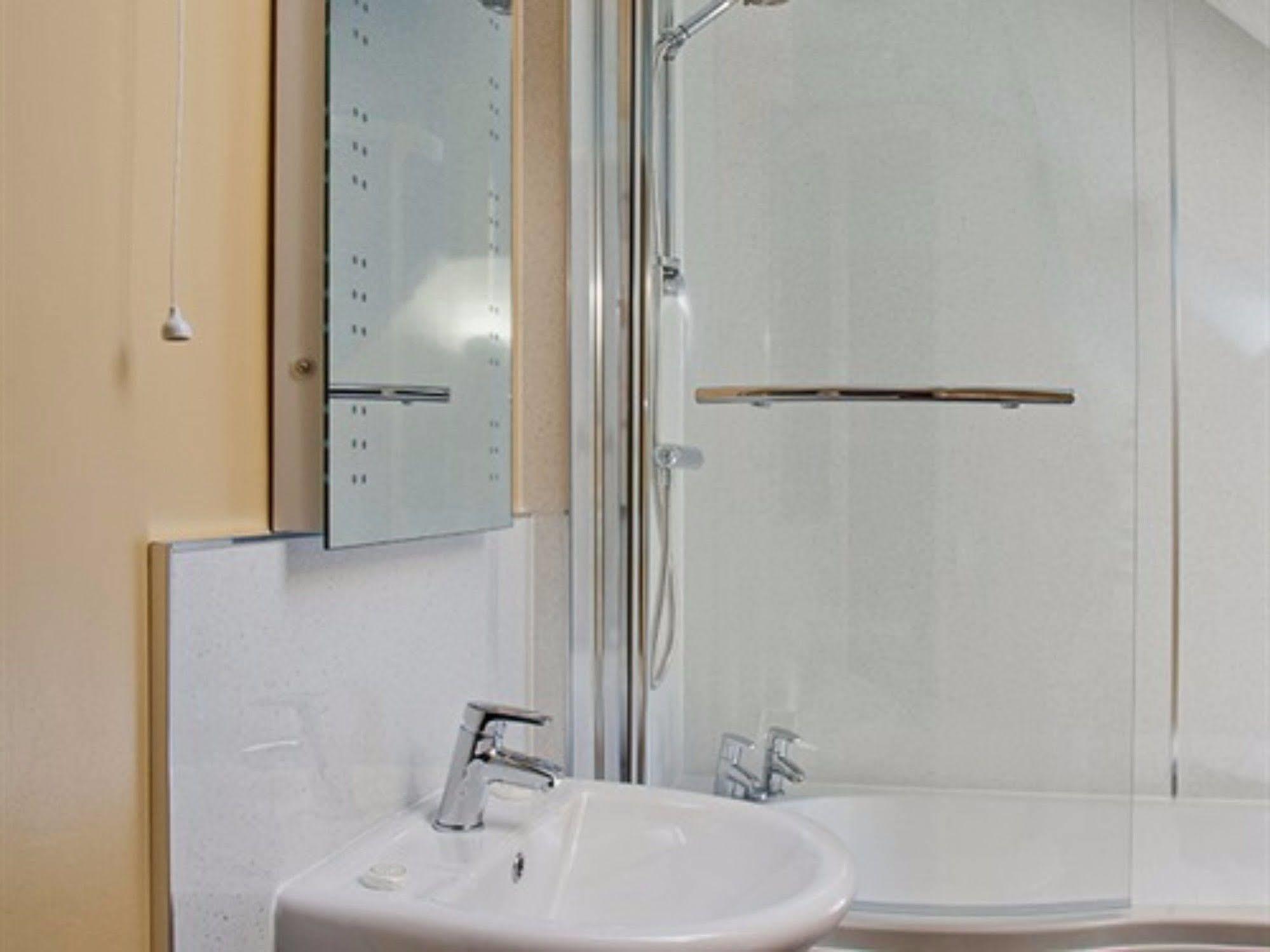 Hotel The Lion At West Pennard Exterior foto A shower bath