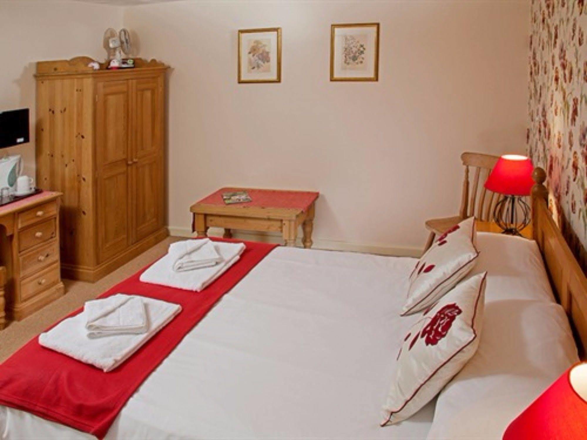 Hotel The Lion At West Pennard Exterior foto A room at the hotel